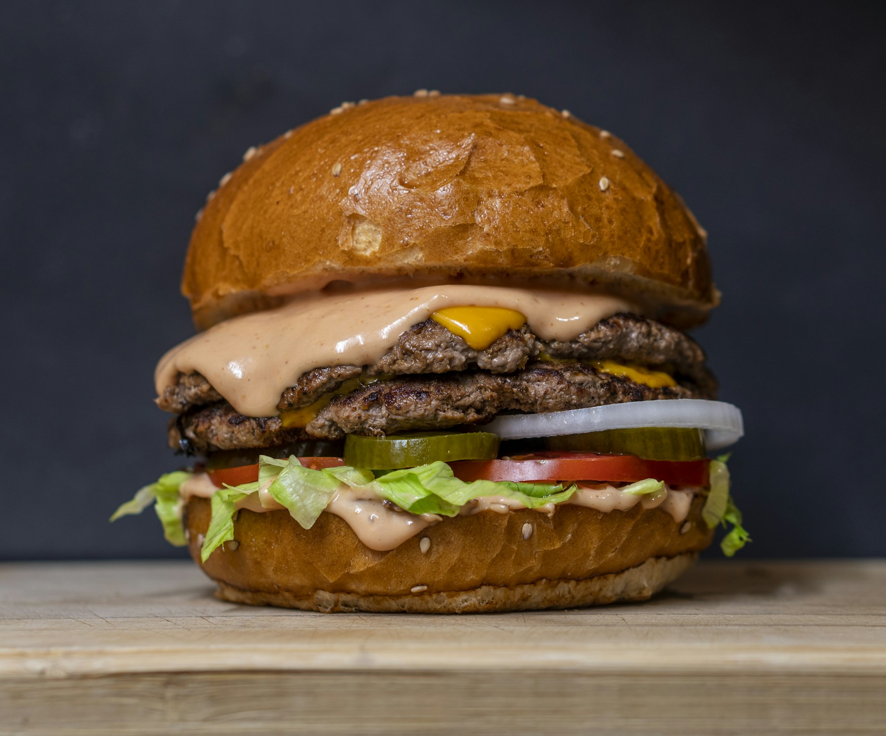 Burger med pommes frites serveret på tallerken