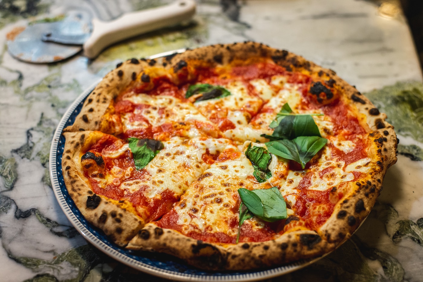 Friskbagt pizza med tomat og basilikum